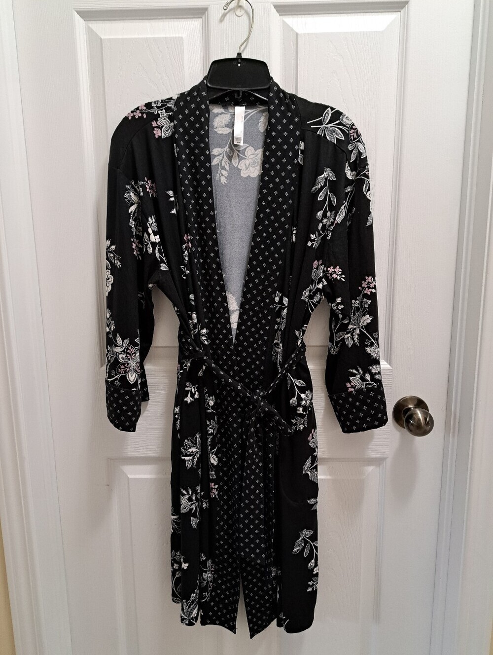 Flora Nikrooz Floral Robe Women's Size Medium Contrast Trim Tie Belt Feminine
